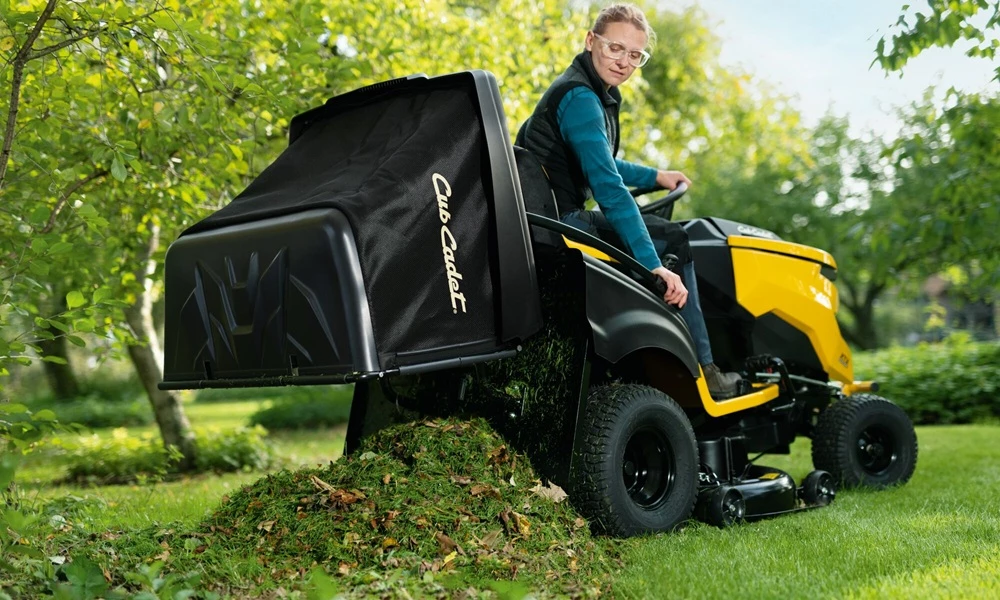 Kosz na trawę o pojemności 320 L w traktorku Cub Cadet XT@ QR106